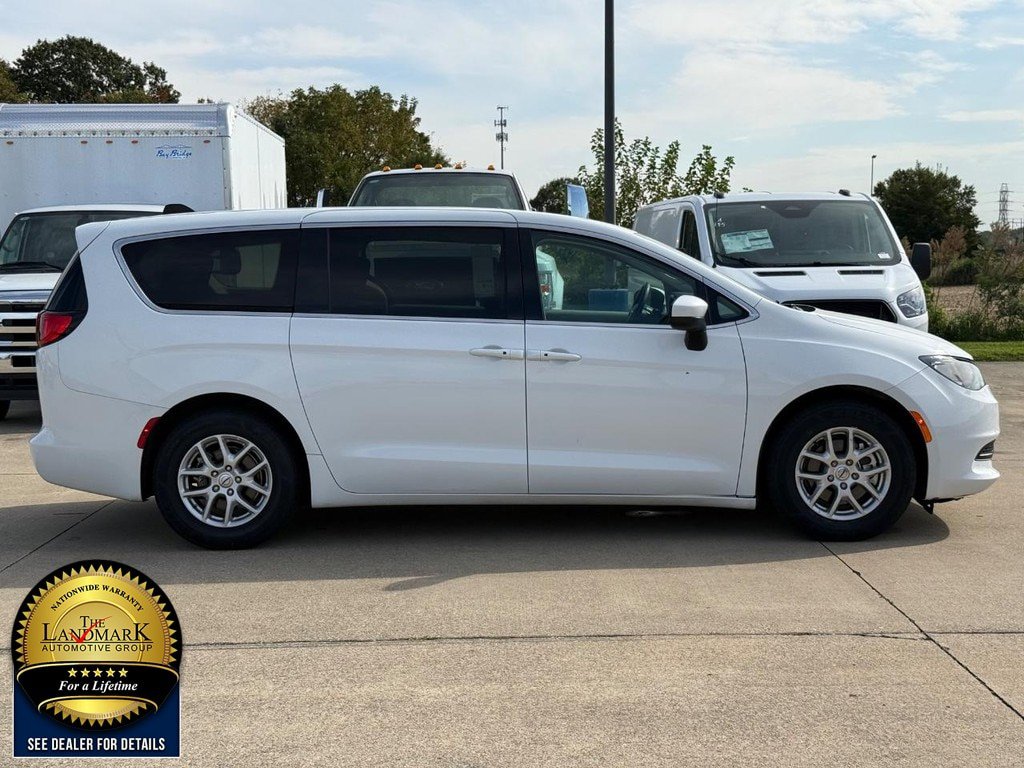 Used 2023 Chrysler Voyager LX FWD image 4