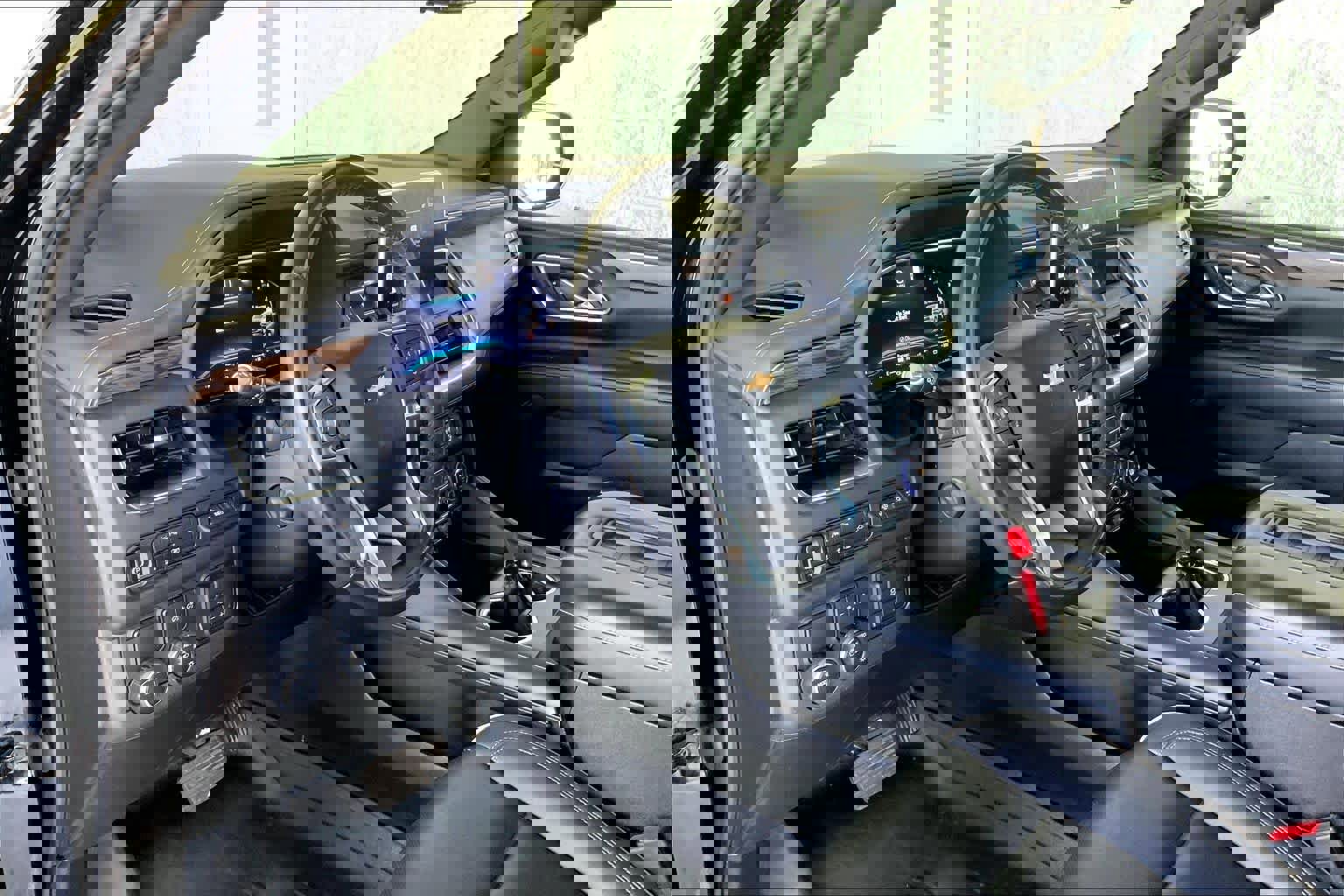 Used 2022 Chevrolet Tahoe Premier w/ Premium Package image 17