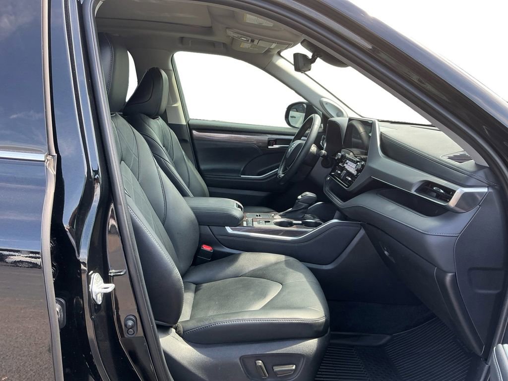 Used 2021 Toyota Highlander Platinum FWD image 22