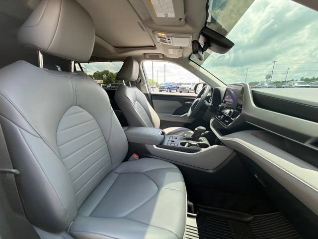 Used 2024 Toyota Highlander XLE AWD/4WD image 26