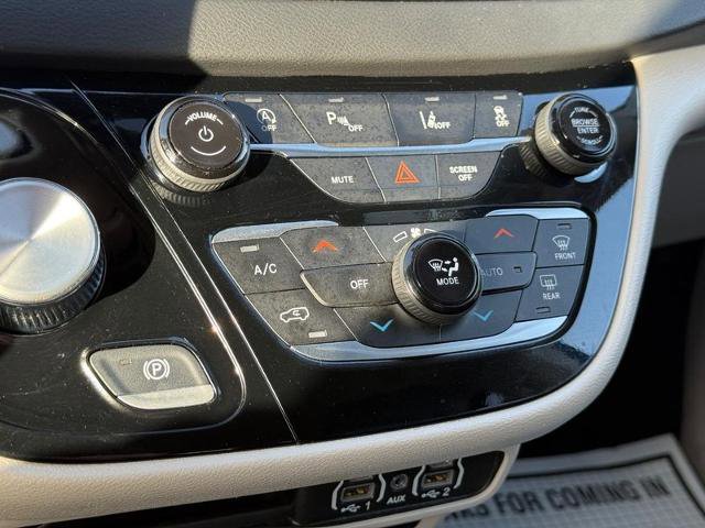 Used 2024 Chrysler Pacifica Touring-L FWD image 20