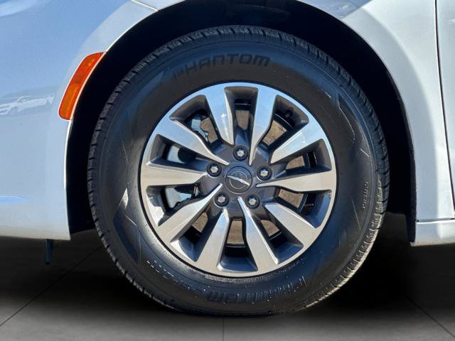 Used 2024 Chrysler Pacifica Limited FWD image 26