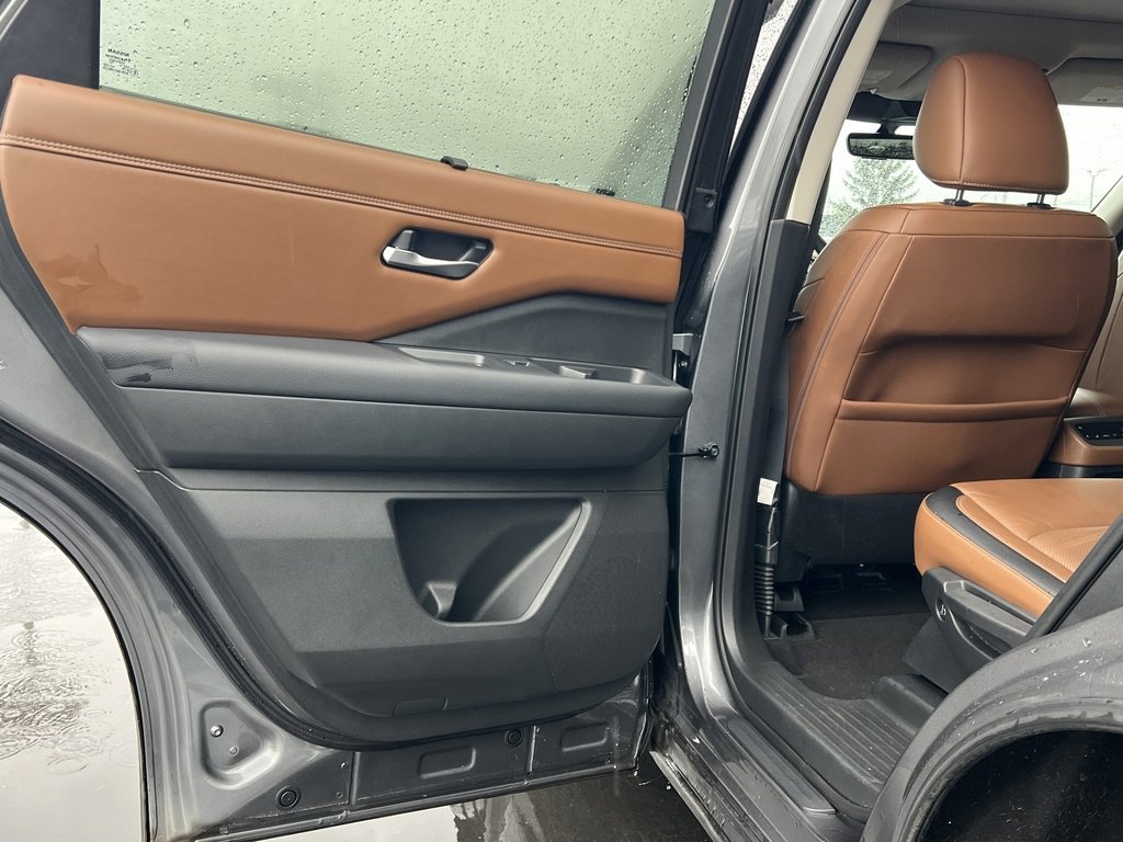 Used 2023 Nissan Pathfinder Platinum image 28