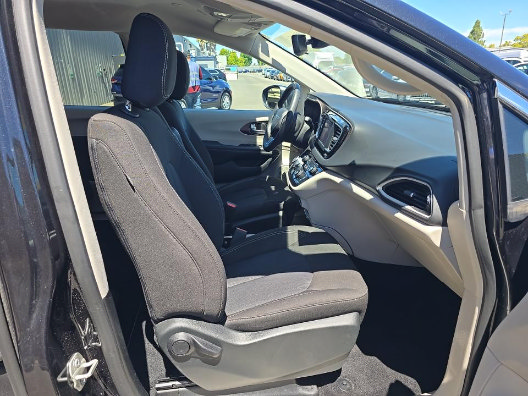 Used 2024 Chrysler Voyager LX FWD image 8