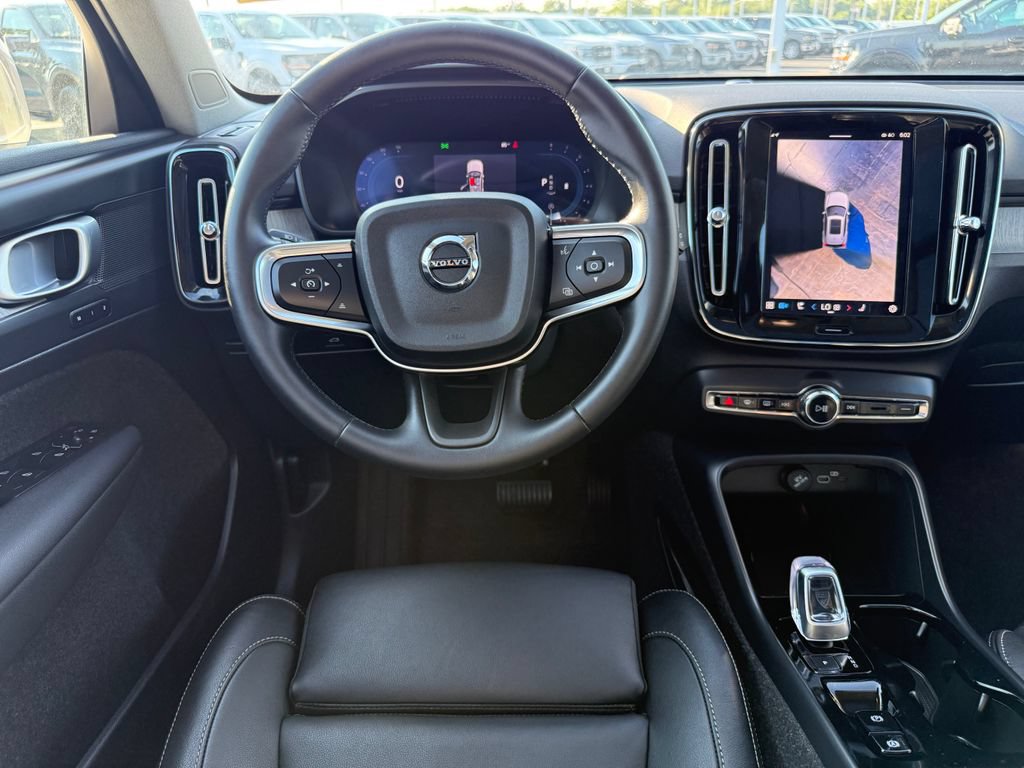 Used 2025 Volvo XC40 B5 Plus AWD/4WD image 18