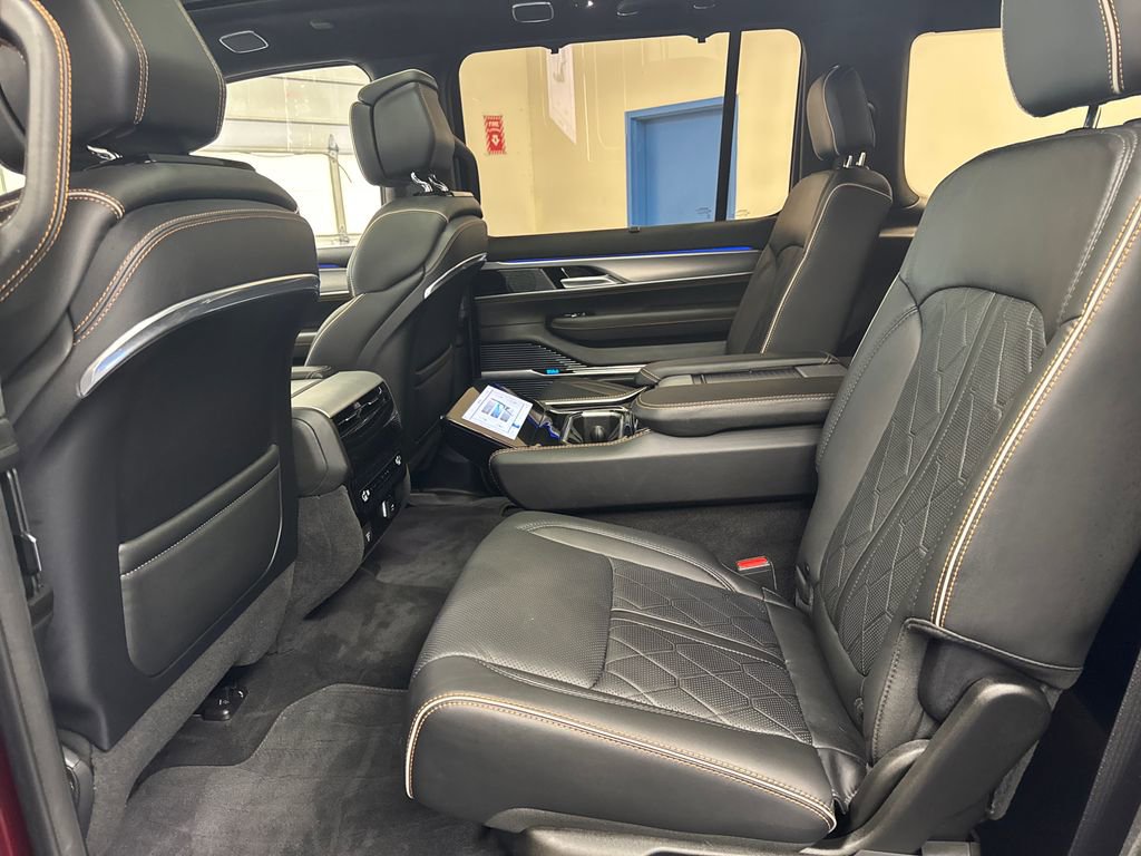 Used 2023 Jeep Grand Wagoneer Series III AWD/4WD image 27