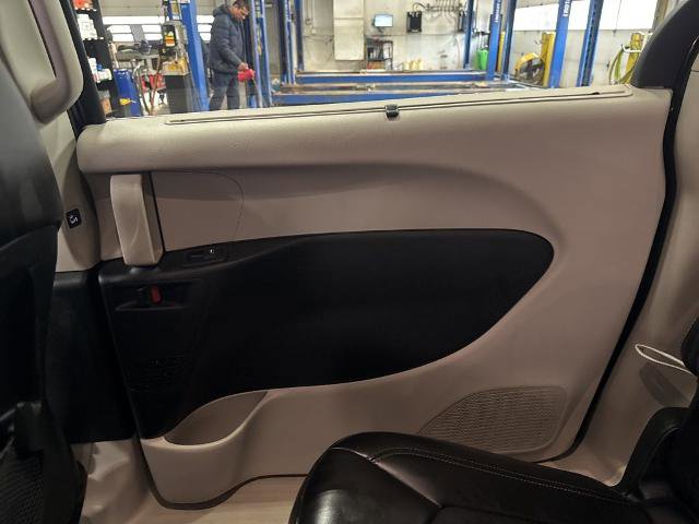 Used 2024 Chrysler Pacifica Touring-L image 28