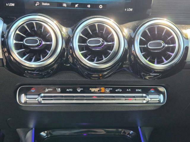 Used 2023 Mercedes-Benz GLB 250 w/ Premium Package image 20