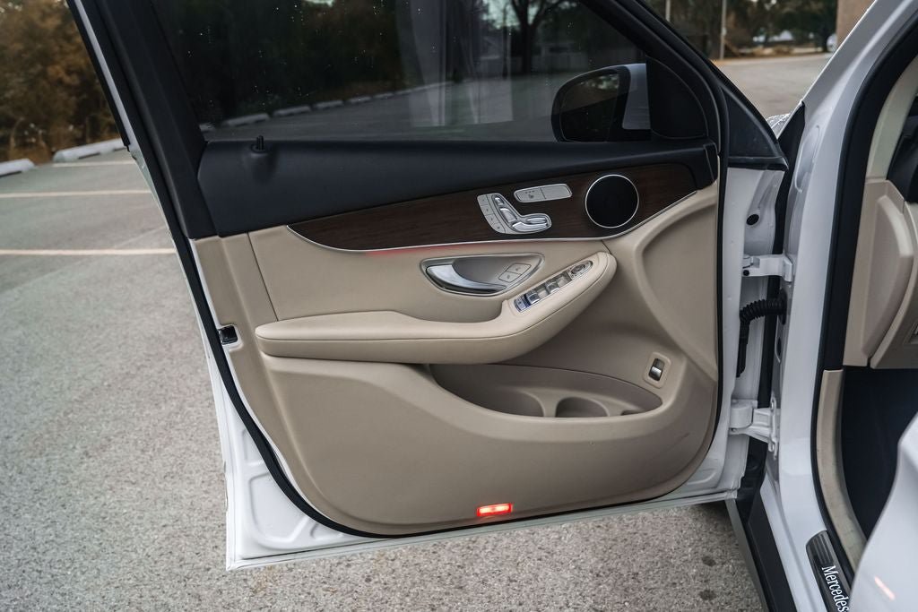 Used 2021 Mercedes-Benz GLC 300 4MATIC image 16