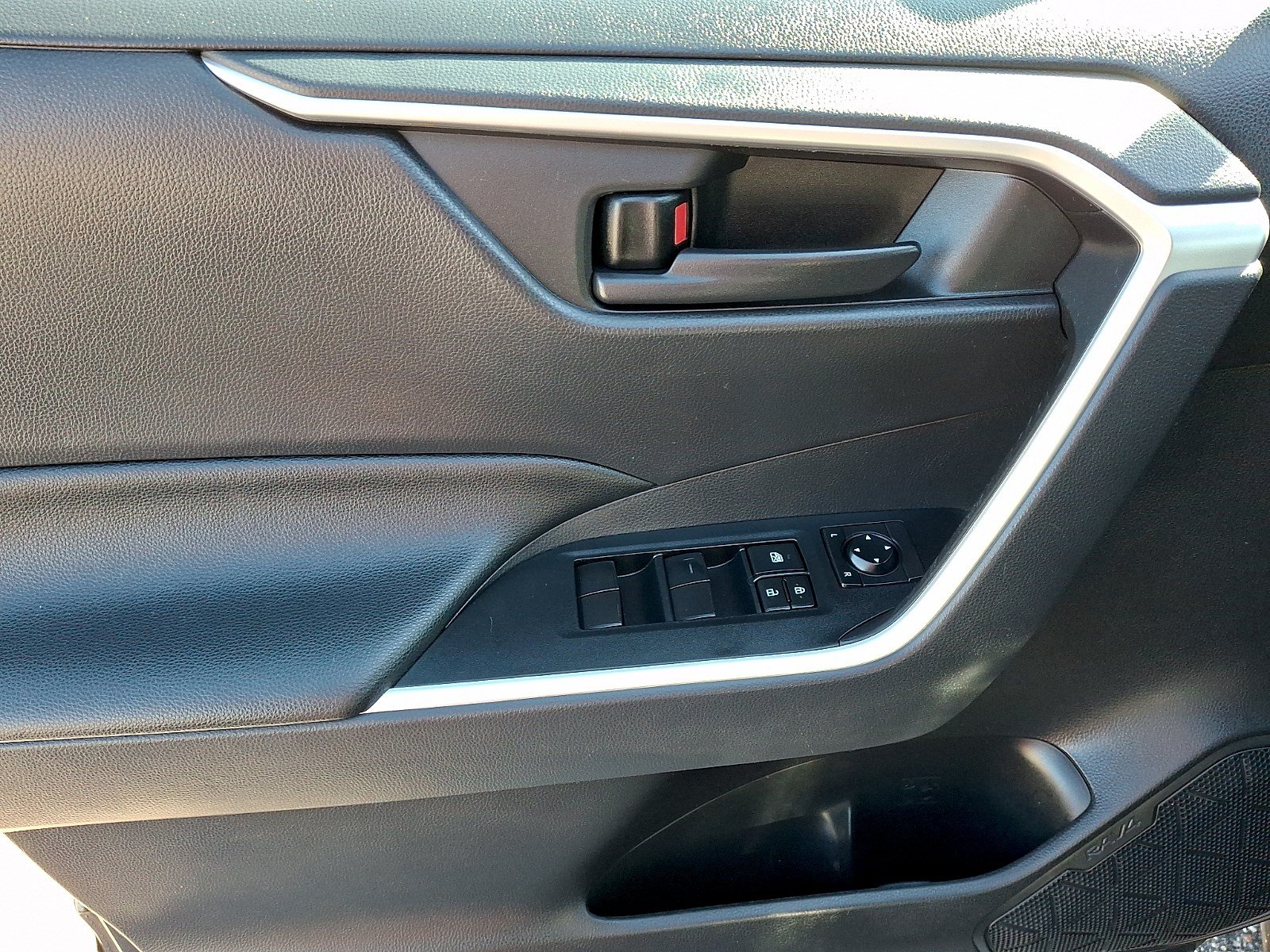 Used 2019 Toyota RAV4 LE FWD image 11
