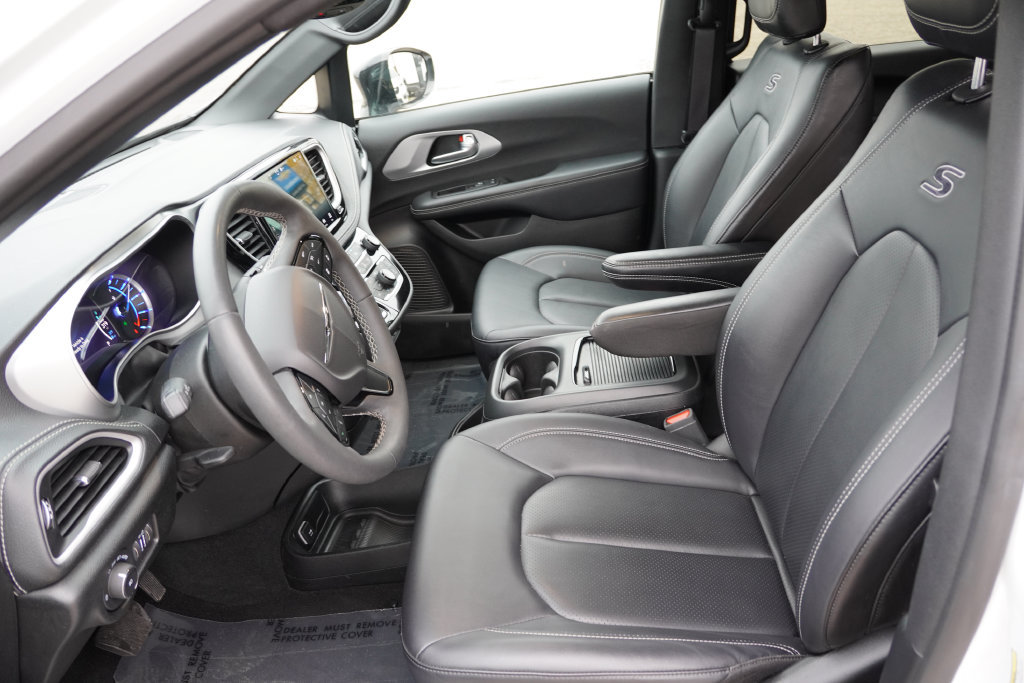 Used 2024 Chrysler Pacifica Limited FWD image 16