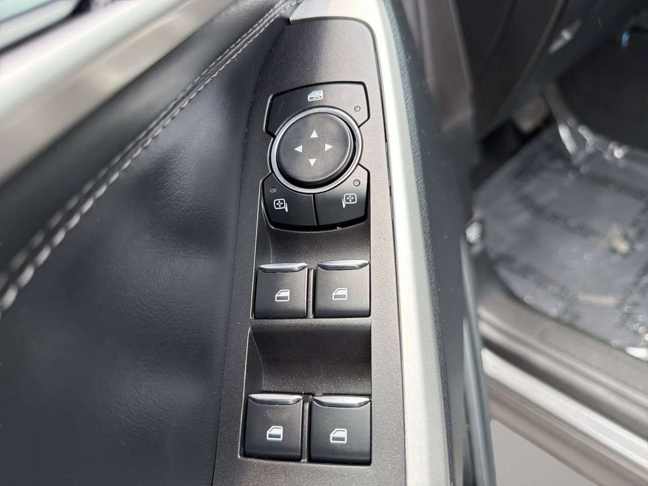 Certified 2023 Ford Explorer XLT RWD image 18