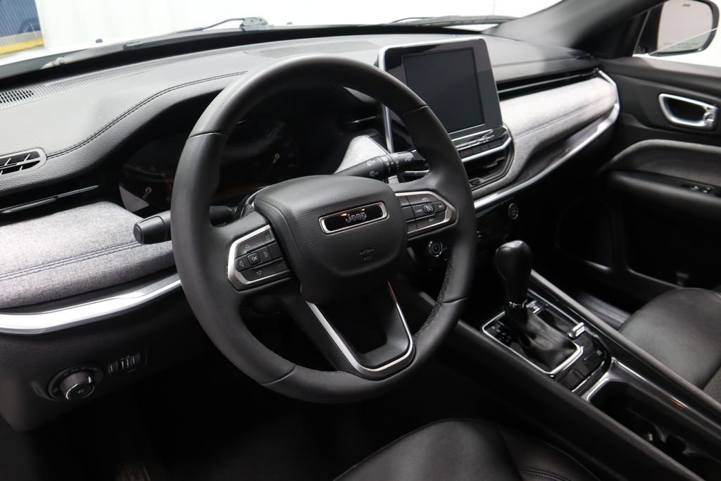 Used 2025 Jeep Compass Latitude image 24