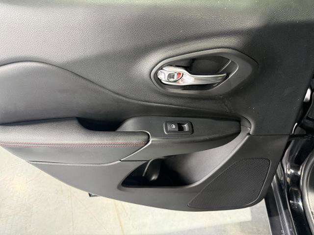Used 2019 Jeep Cherokee Trailhawk AWD/4WD image 22