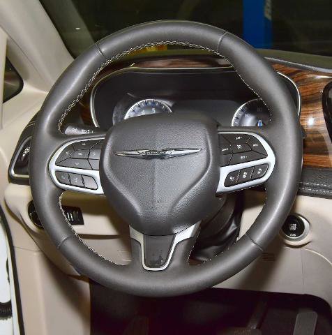 Used 2023 Chrysler Pacifica Limited image 15