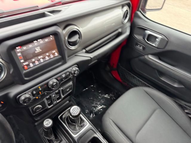 Used 2018 Jeep Wrangler Unlimited Sahara w/ Cold Weather Group image 27