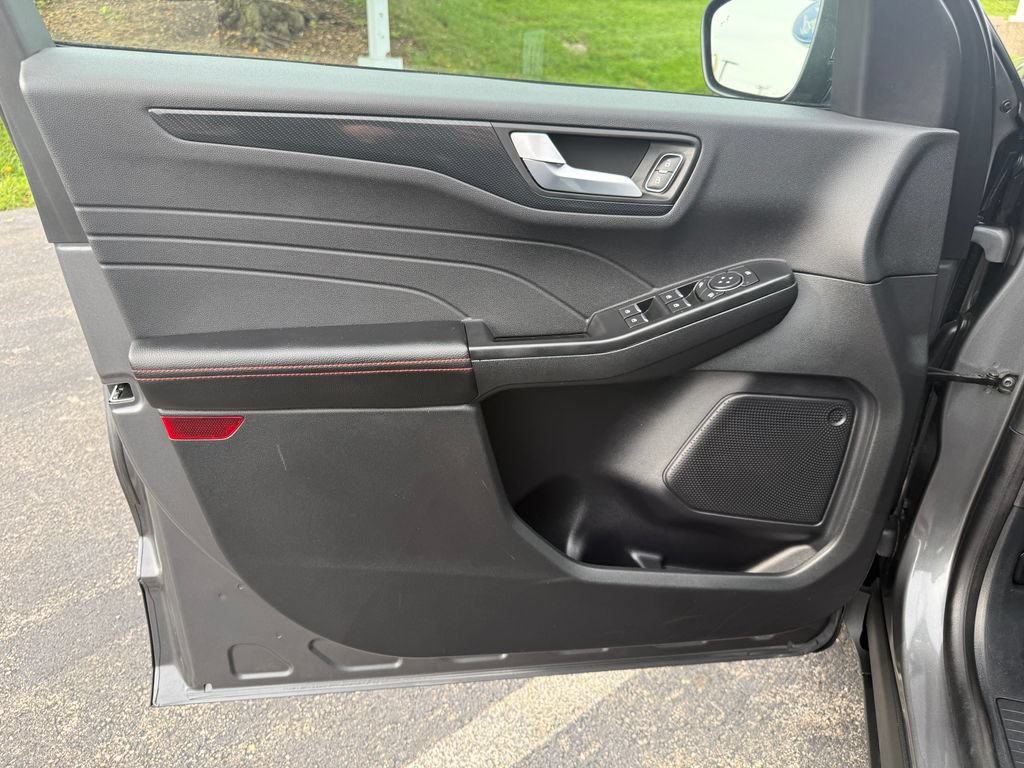 Certified 2025 Ford Escape ST-Line Select AWD/4WD image 13