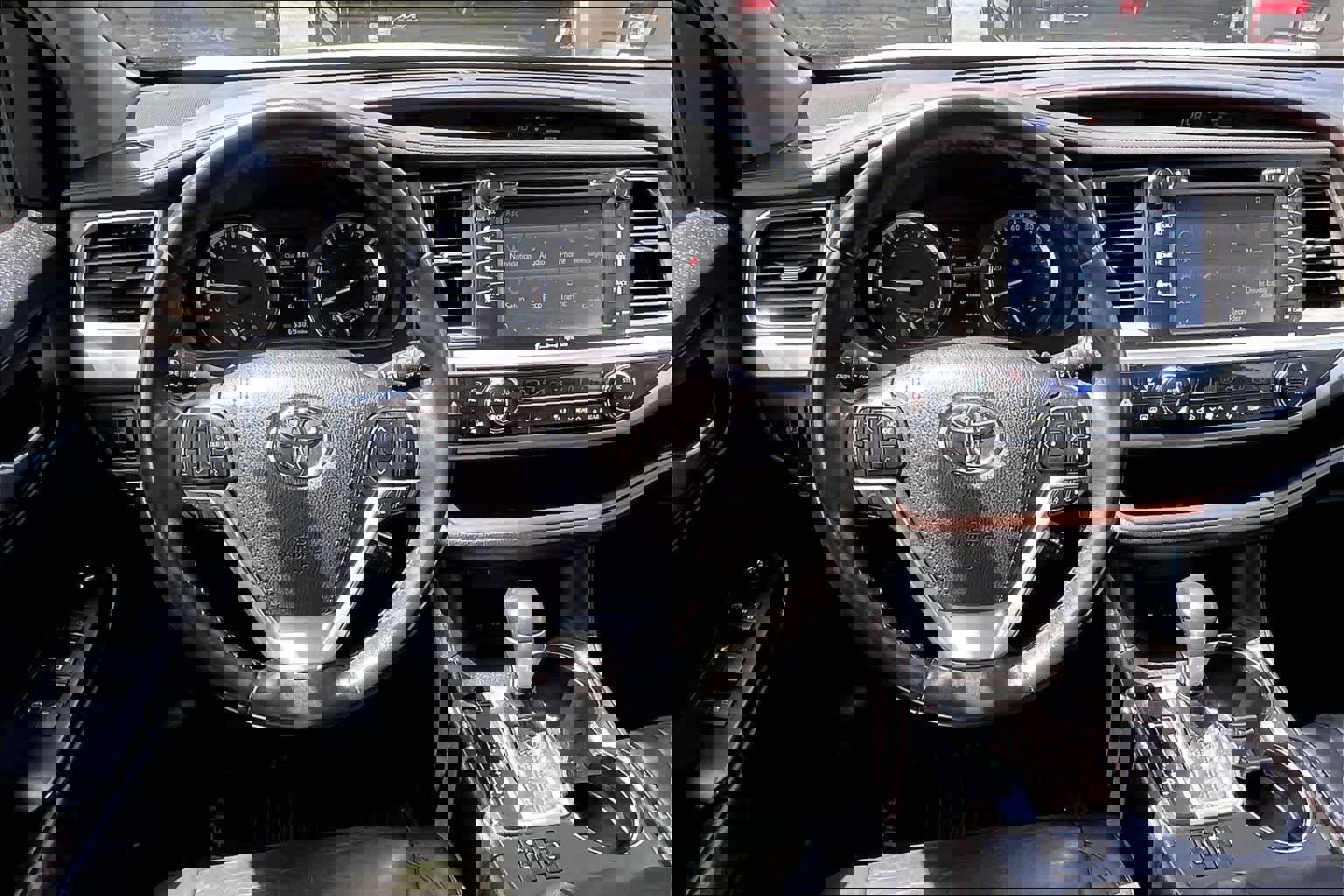 Used 2019 Toyota Highlander XLE FWD image 16