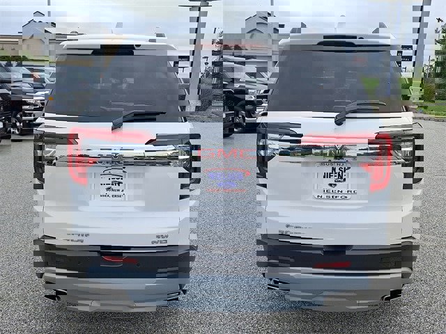 Used 2023 GMC Acadia SLE w/ Driver Convenience Package image 3
