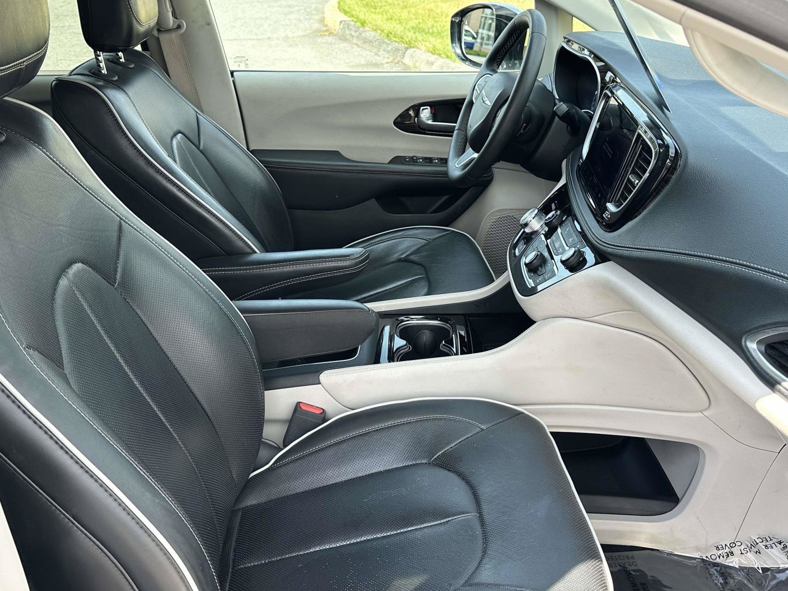 Used 2023 Chrysler Pacifica Limited FWD image 9
