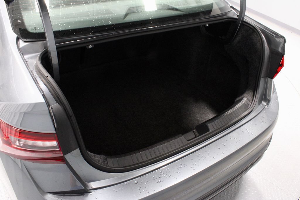 Used 2025 Volkswagen Jetta SE FWD image 12
