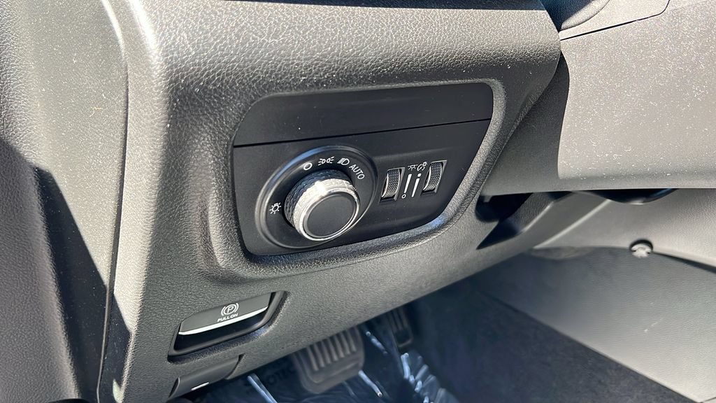Used 2023 Jeep Grand Cherokee Altitude AWD/4WD image 14