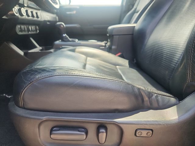 Used 2020 Toyota Tacoma TRD Sport w/ TRD Premium Sport Package AWD/4WD image 23