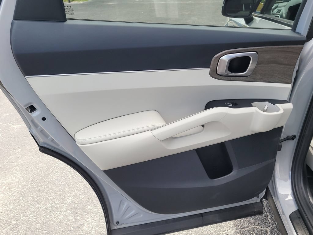 Used 2022 Kia Sorento EX w/ Panoramic Sunroof Package FWD image 9