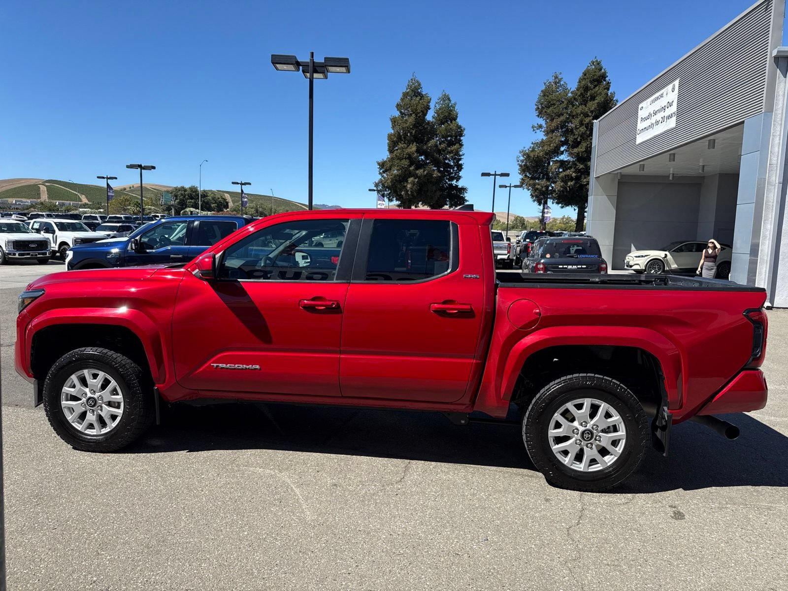 Used 2024 Toyota Tacoma SR5 AWD/4WD image 2