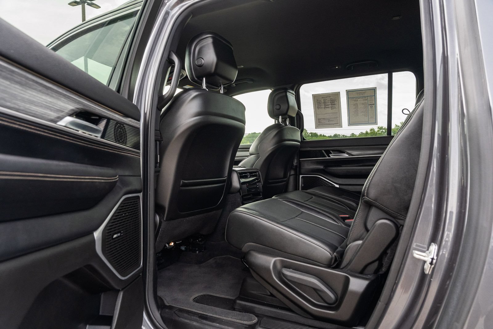 Used 2024 Jeep Wagoneer L Series II w/ Flexible Seating Group AWD/4WD image 18
