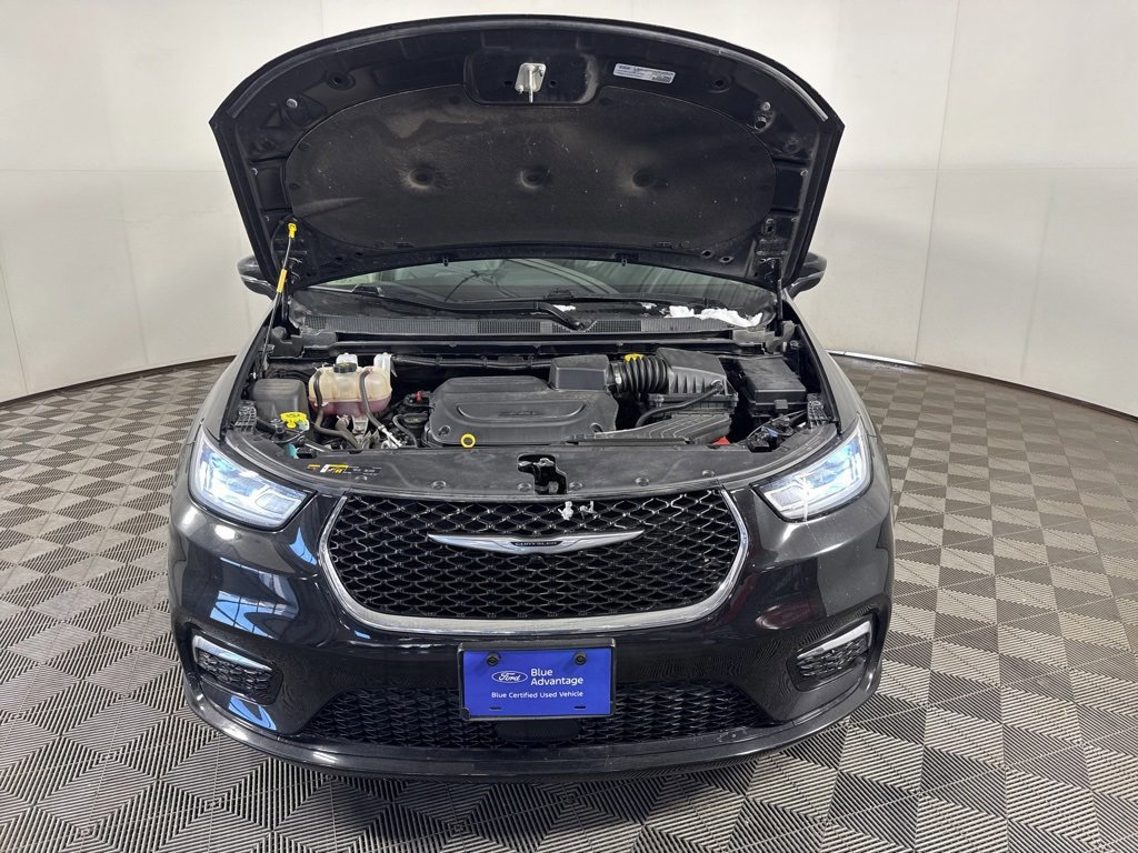 Used 2024 Chrysler Pacifica Touring-L image 10