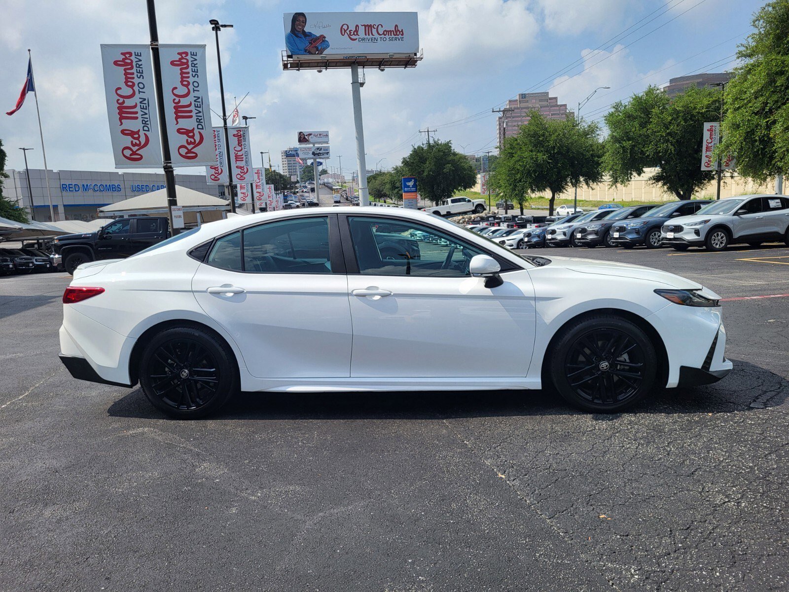 Used 2025 Toyota Camry SE FWD image 2