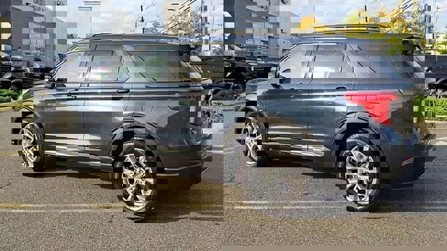 Certified 2022 Ford Explorer XLT w/ Equipment Group 202A image 4