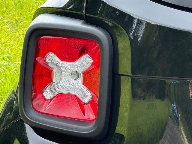 Used 2021 Jeep Renegade Latitude AWD/4WD image 11