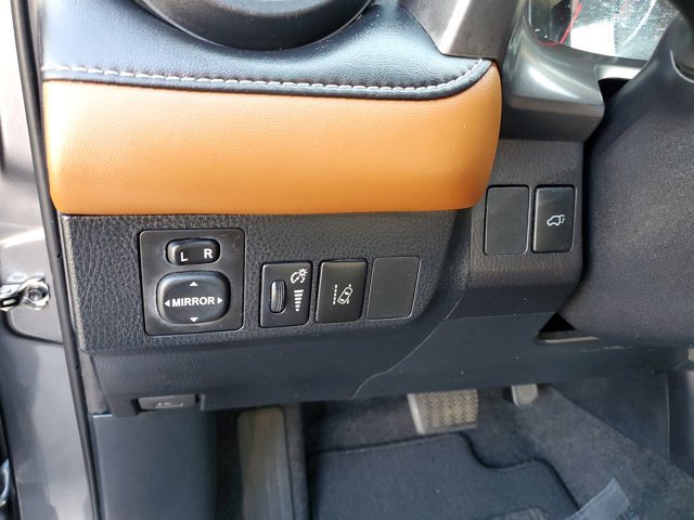 Used 2018 Toyota RAV4 SE image 19