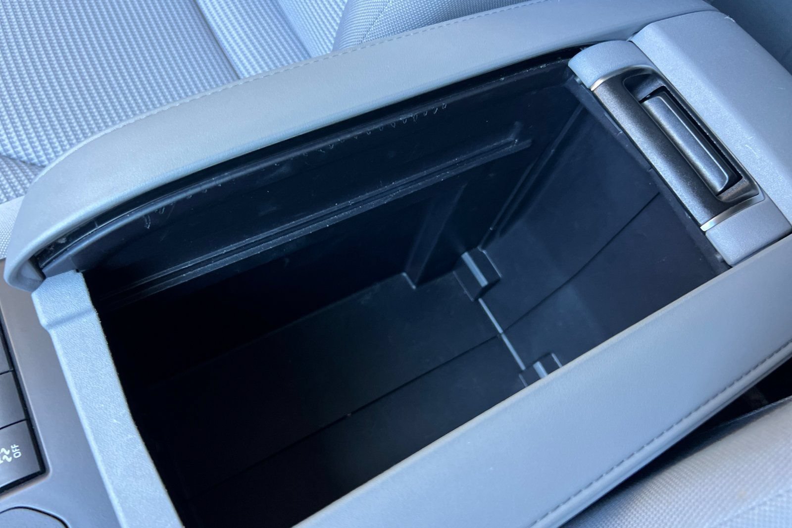 Used 2022 Toyota Highlander LE FWD image 31