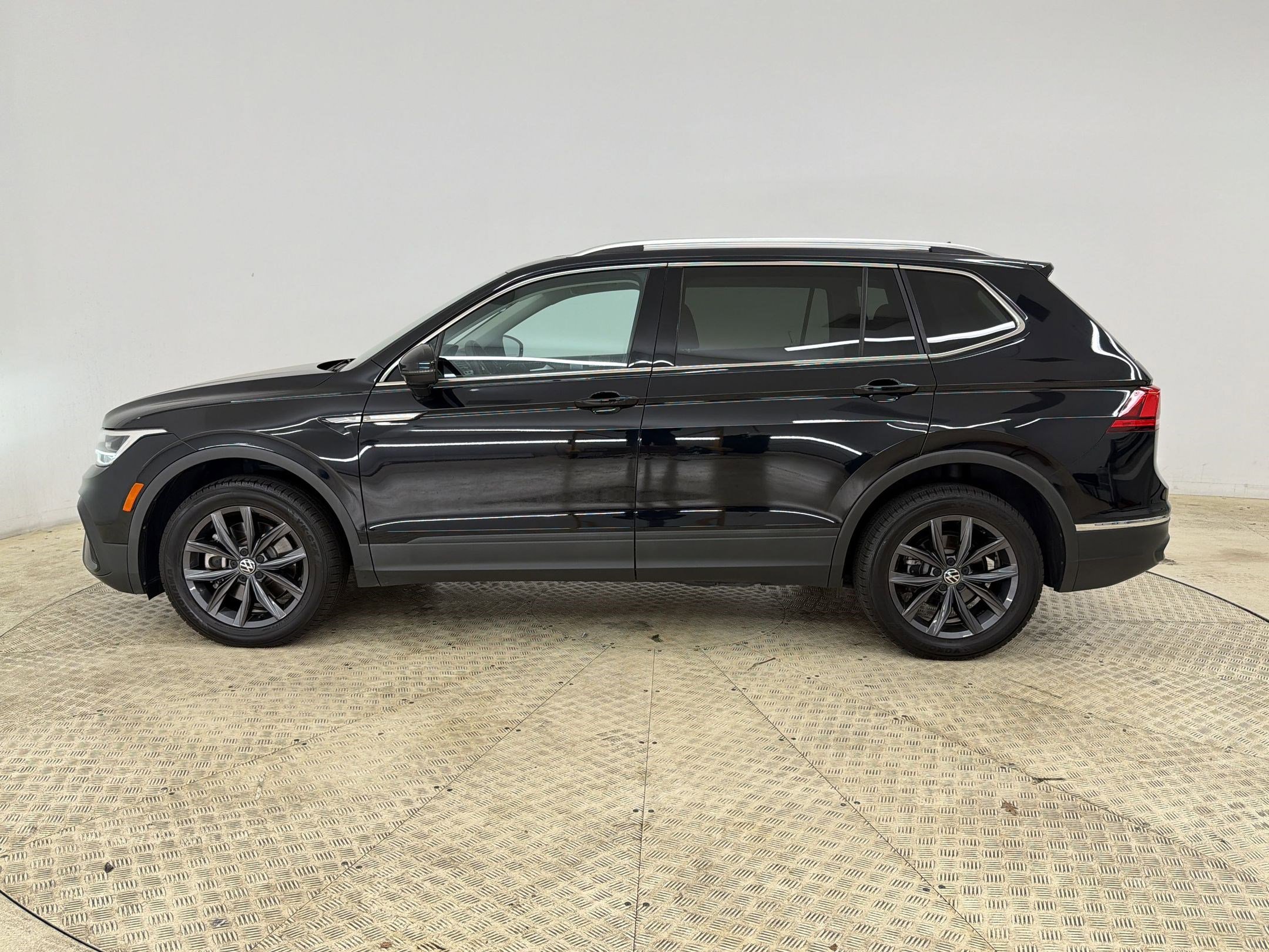 Used 2022 Volkswagen Tiguan SE w/ Panoramic Sunroof Package video 2