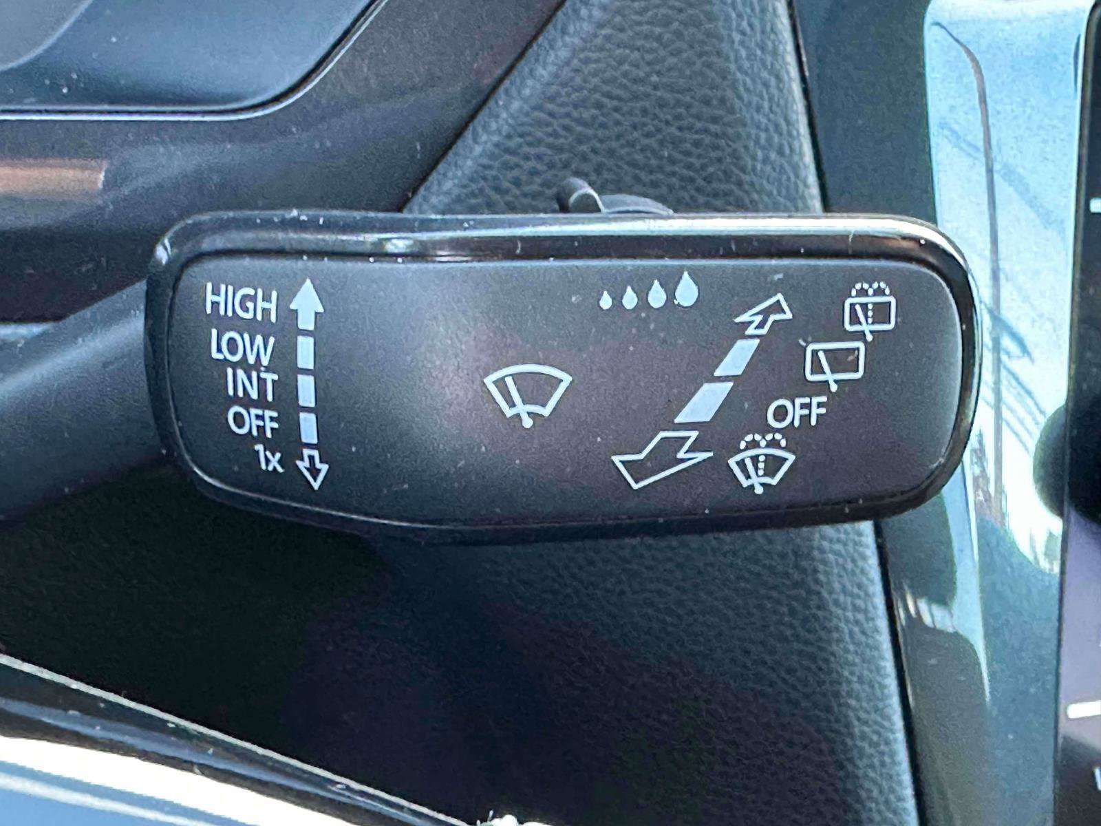 Used 2021 Volkswagen Tiguan SE w/ Panoramic Sunroof Package image 25