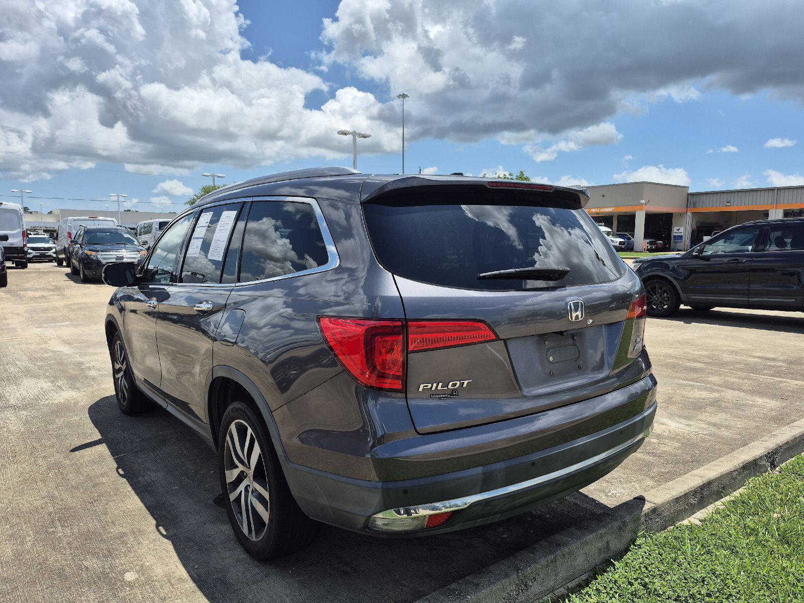 Used 2017 Honda Pilot Elite image 4