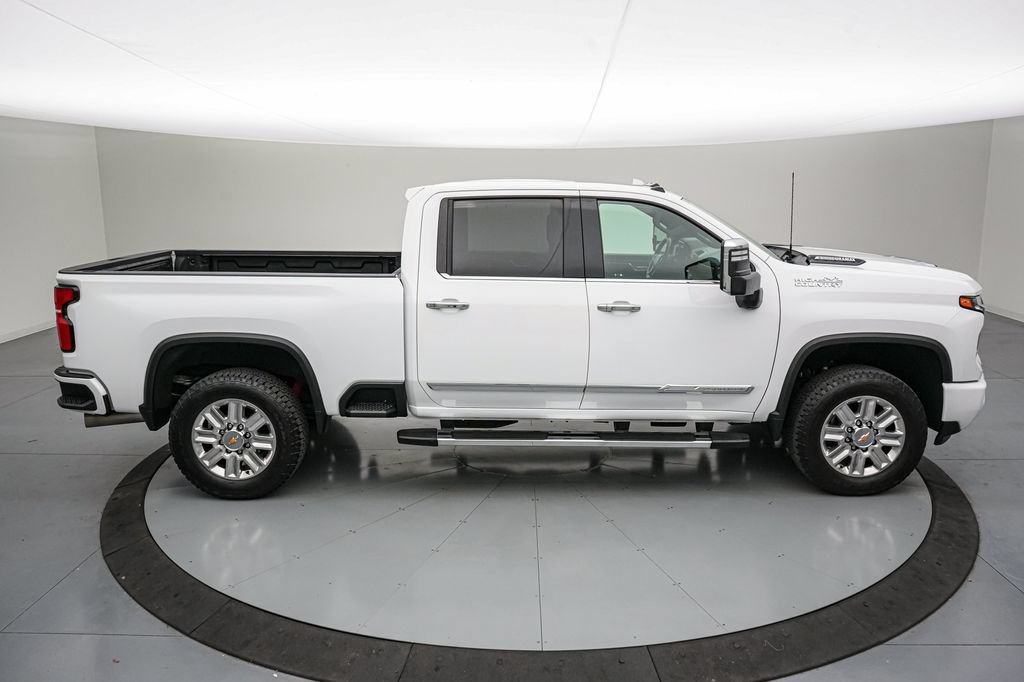 Used 2024 Chevrolet Silverado 2500 High Country w/ Technology Package AWD/4WD video 3