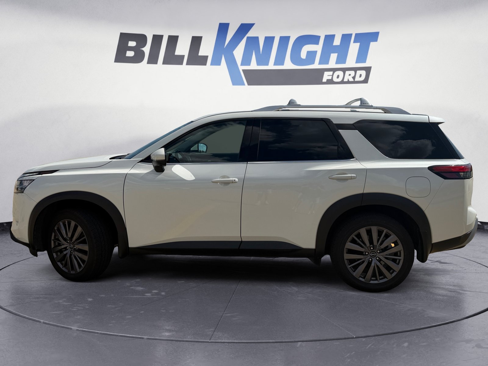Used 2023 Nissan Pathfinder SL w/ SL Premium Package FWD image 2