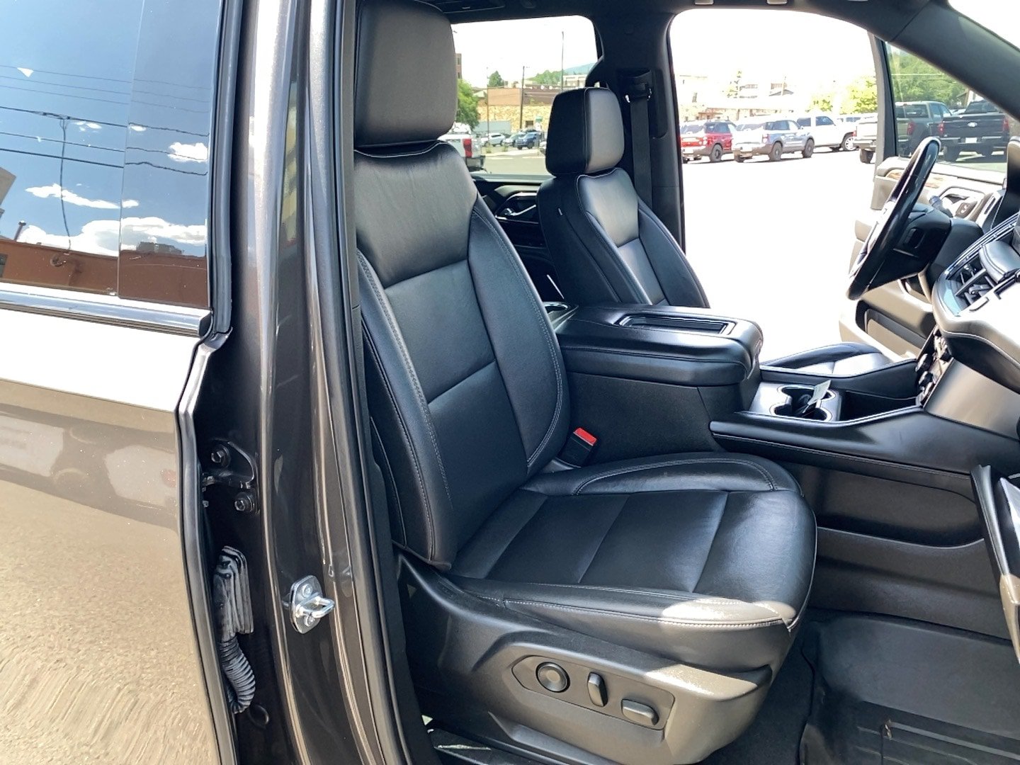 Used 2021 Chevrolet Tahoe Z71 w/ Luxury Package AWD/4WD image 17