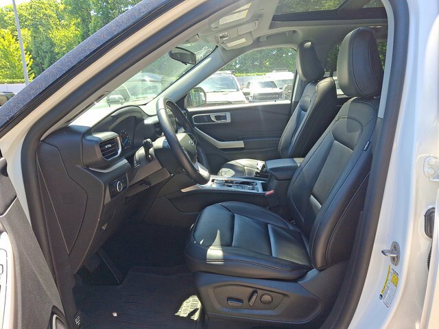 Certified 2023 Ford Explorer XLT w/ Equipment Group 202A AWD/4WD image 3