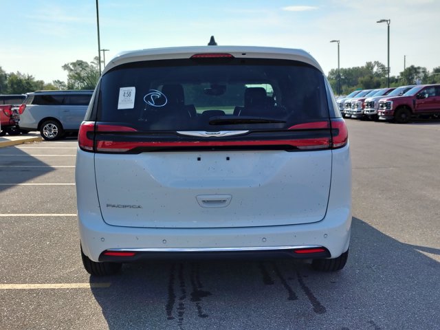 Used 2023 Chrysler Pacifica Touring-L FWD image 6