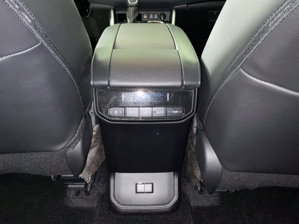 Used 2025 Toyota Highlander XLE FWD image 20