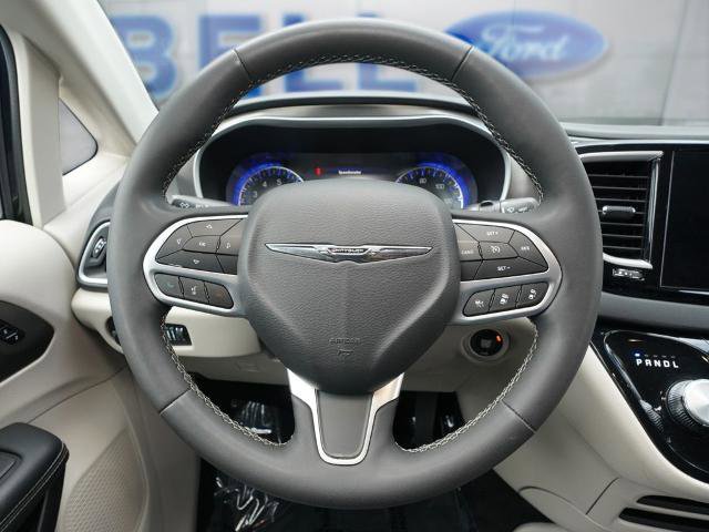 Used 2023 Chrysler Pacifica Touring-L FWD image 18