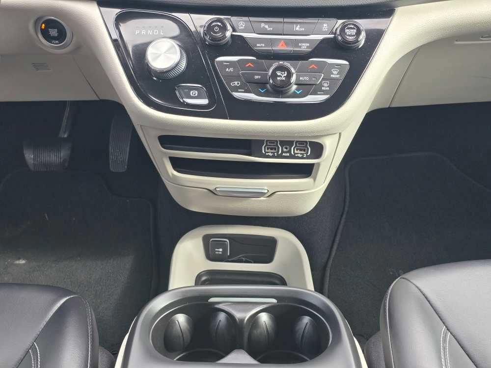 Used 2023 Chrysler Pacifica Touring-L image 13