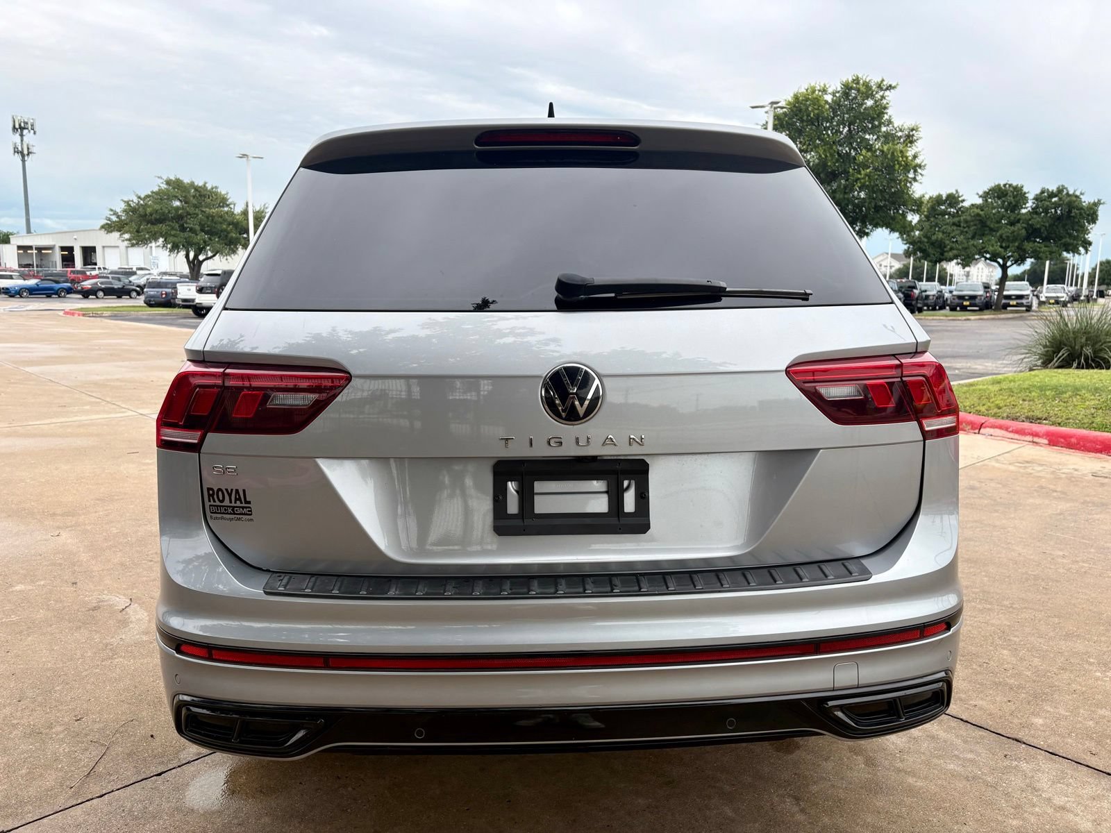 Used 2023 Volkswagen Tiguan SE R-Line FWD image 4