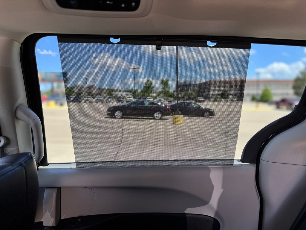 Used 2023 Chrysler Pacifica Touring-L FWD image 37