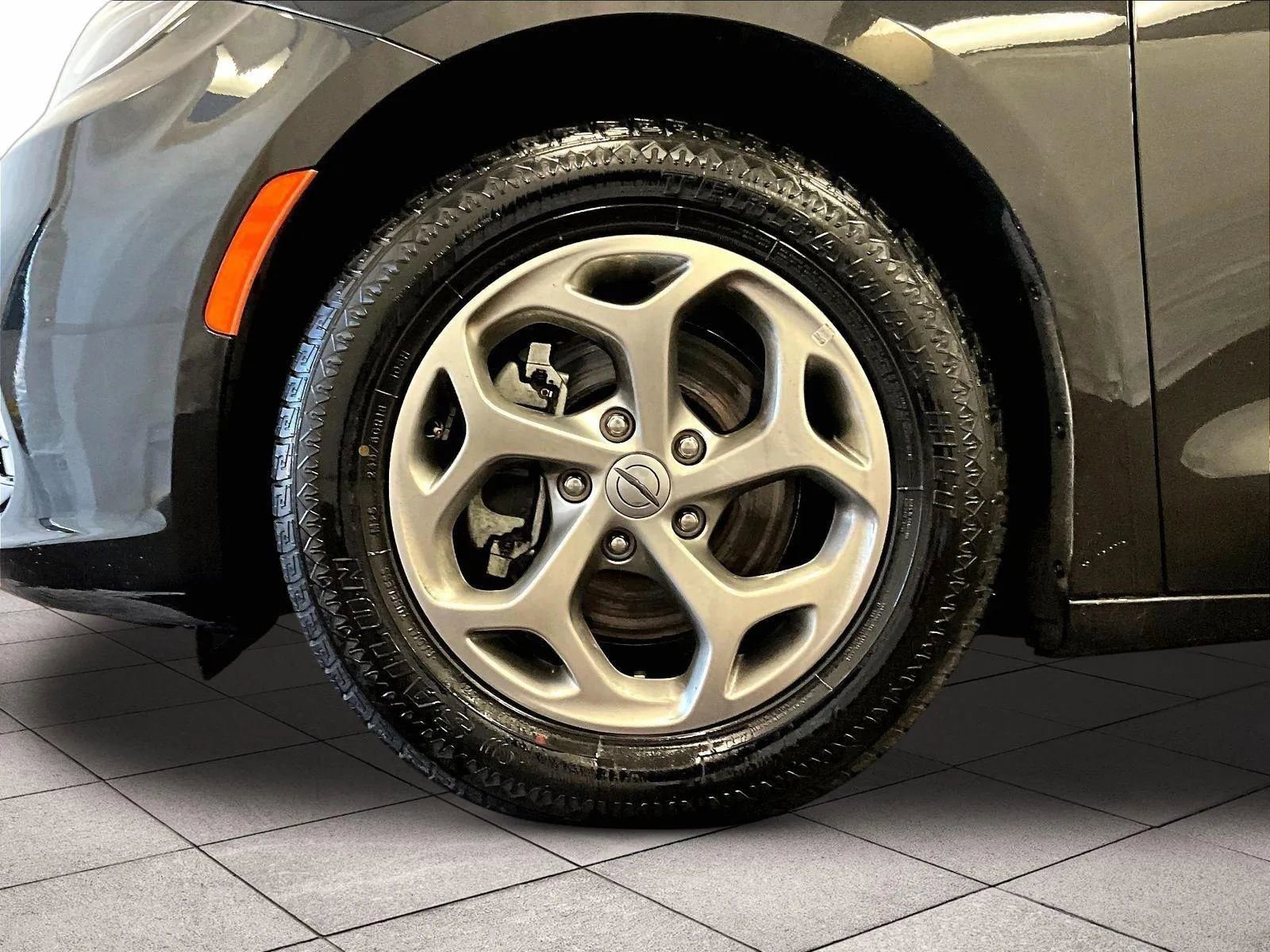 Used 2023 Chrysler Pacifica Limited FWD image 8